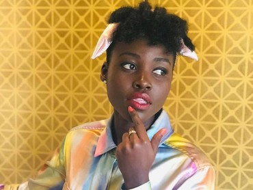 img-title 6 Penampilan Cantik Lupita Nyong'o dengan Gaun Warna-warni
