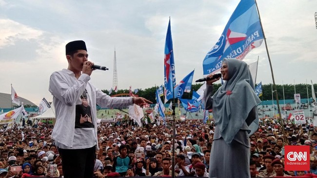 Al dan Mulan melantunkan selawat dan lagu-lagu karya Ahmad Dhani dalam kampanye akbar Prabowo-Sandi di Stadion Delta Sidoarjo, Jawa Timur, Minggu (31/3).