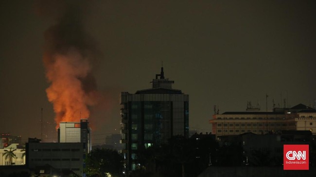Kebakaran di Mampang Prapatan menghanguskan delapan rumah warga. Tak ada laporan korban jiwa, pemilik rumah sudah dievakuasi.