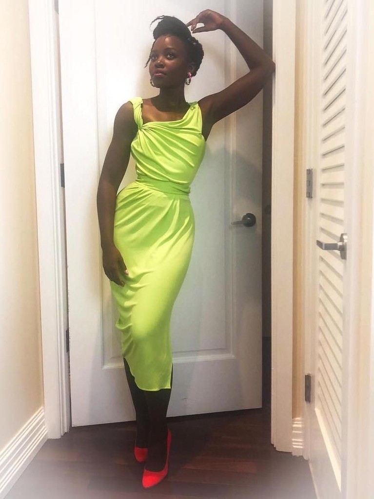 6 Penampilan Cantik Lupita Nyong'o dengan Gaun Warna-warni Enam gaya cantik aktris Lupita Nyong'o dengan penampilannya dengan gaun warna-warni.