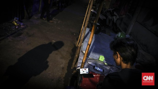 Sejumlah warga Karet Tengsin nonton bareng live streaming debat capres keempat , Jakarta, 30 Maret 2019. Debat keempat capres kali ini membahas tema ideologi, pemerintahan, pertahanan dan keamanan, serta hubungan internasional. (CNN Indonesia/ Hesti Rika)
