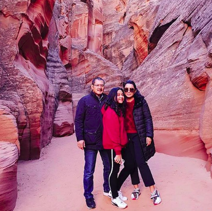 <p>Satu keluarga sepertinya memiliki hobi yang sama nih yakni traveling. Di foto ini, Mayangsari, Bambang, dan Khirani sedang mengunjungi Grand Canyon di Arizona, AS. (Foto: Instagram @mayangsaritrihatmodjoreal)</p>