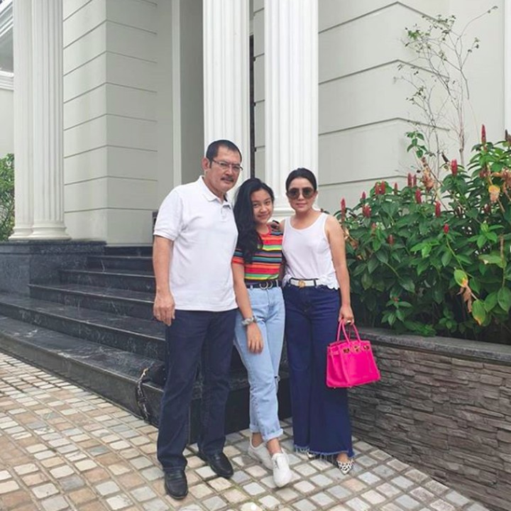 <p><a href="https://hot.detik.com/celeb/d-4481077/happy-banget-nih-mayangsari-turun-ke-sawah-bareng-keluarga-cendana" target="_blank">Mayangsari</a> terlihat bahagia saat berkumpul dengan keluarga kecilnya. (Foto: Instagram @mayangsaritrihatmodjoreal)</p>