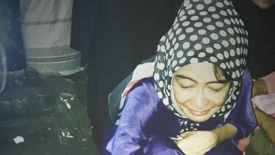 Tangisan Uut Permatasari pecah saat jenazah sang ayah tiba.