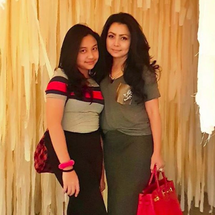 <p>Khirani sekarang sudah menginjak remaja, foto dengan Mayangsari seperti kakak adik ya, Bun? (Foto: Instagram @mayangsaritrihatmodjoreal)</p>