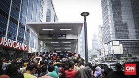 FOTO: Antusiasme Warga di Hari Terakhir Naik MRT Gratis