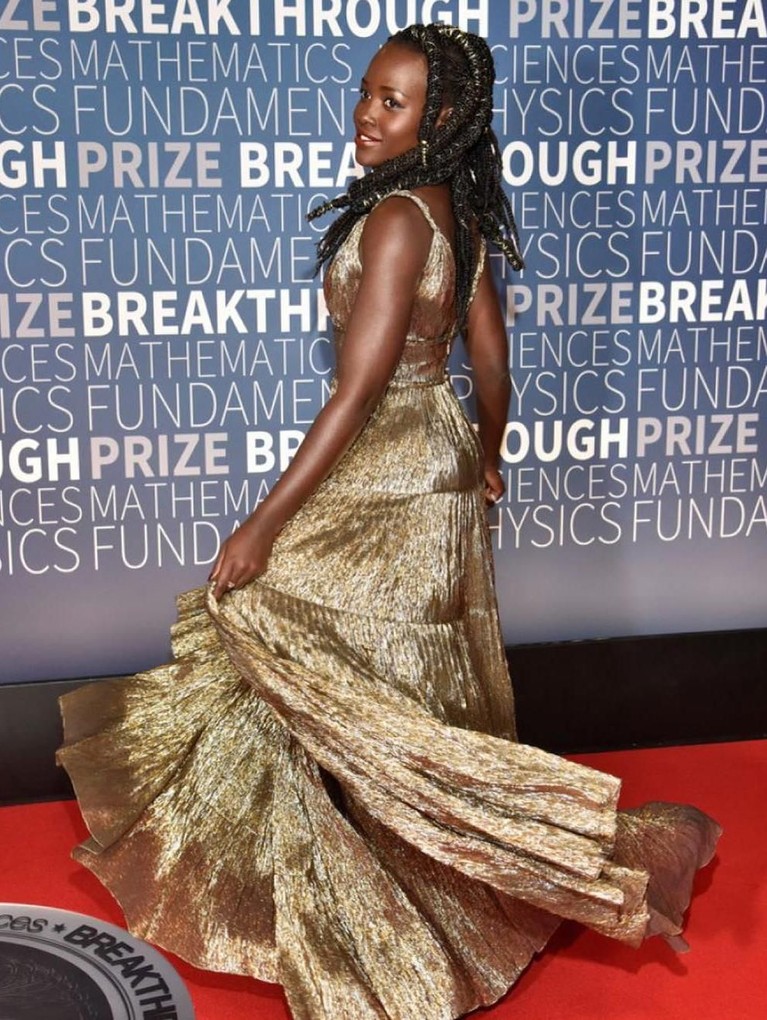 6 Penampilan Cantik Lupita Nyong'o dengan Gaun Warna-warni Enam gaya cantik aktris Lupita Nyong'o dengan penampilannya dengan gaun warna-warni.