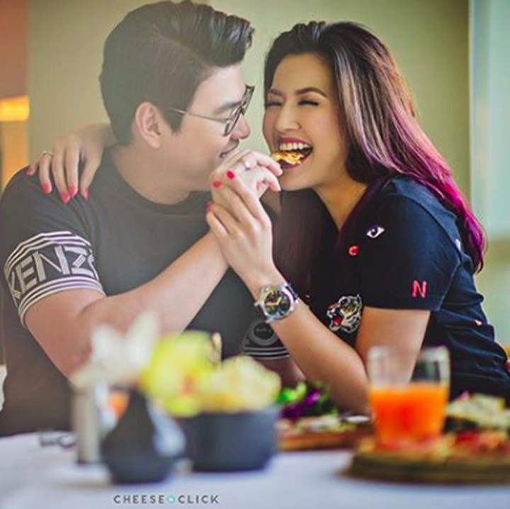 <p><a href="https://hot.detik.com/celeb/4103188/air-mata-syukur-mpok-atiek-untuk-asty-ananta" target="_blank">Asty Ananta</a> menikah dengan suaminya, Hendra Suyanto di 2016. (Foto: Instagram @asty_ananta) </p>