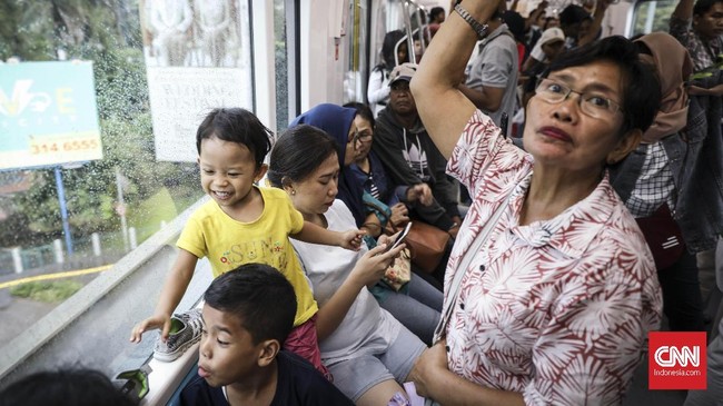 FOTO: Antusiasme Warga di Hari Terakhir Naik MRT Gratis