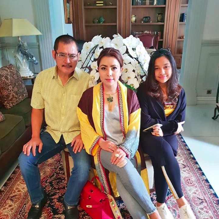 <p>Bertiga kompak mengenakan busana dengan nuansa warna kuning. (Foto: Instagram @mayangsaritrihatmodjoreal)</p>