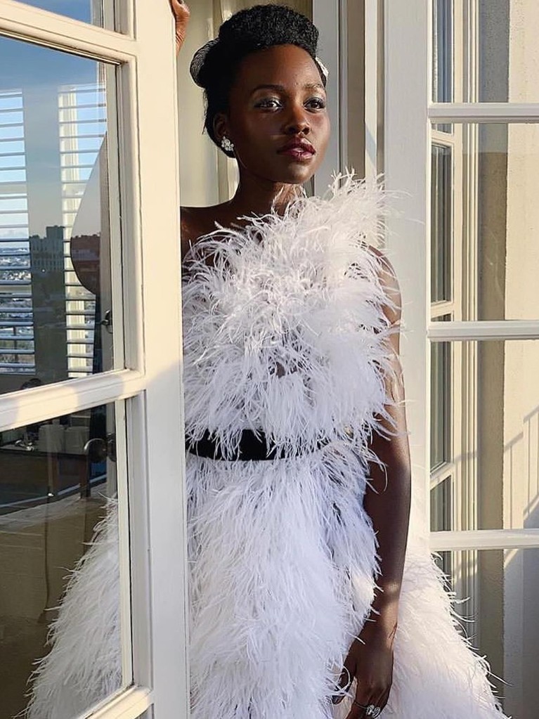 Enam gaya cantik aktris Lupita Nyong'o dengan penampilannya dengan gaun warna-warni.