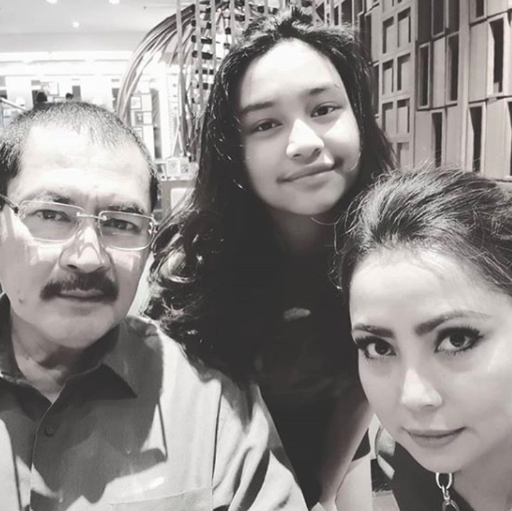 <p>Semoga langgeng dan selalu harmonis ya <a href="https://hot.detik.com/celeb/d-4353247/3-kisah-cinta-mayangsari-yang-belum-sepenuhnya-diketahui" target="_blank">Mayangsari</a> dan keluarga. (Foto: Instagram @mayangsaritrihatmodjoreal)</p>