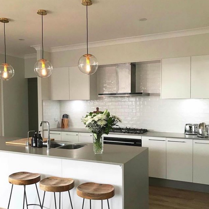 <p>Dapur dengan <a href="https://wolipop.detik.com/home/d-4388423/bisa-bikin-rumah-nyaman-ini-warna-yang-jadi-tren-interior-2019" target="_blank">warna</a> dan nuansa pastel juga selalu menjadi warna favorit para Bunda. Terutama bagi Bunda yang suka dengan gaya minimalis. (Foto: Instagram @building_our_firsthome)</p>