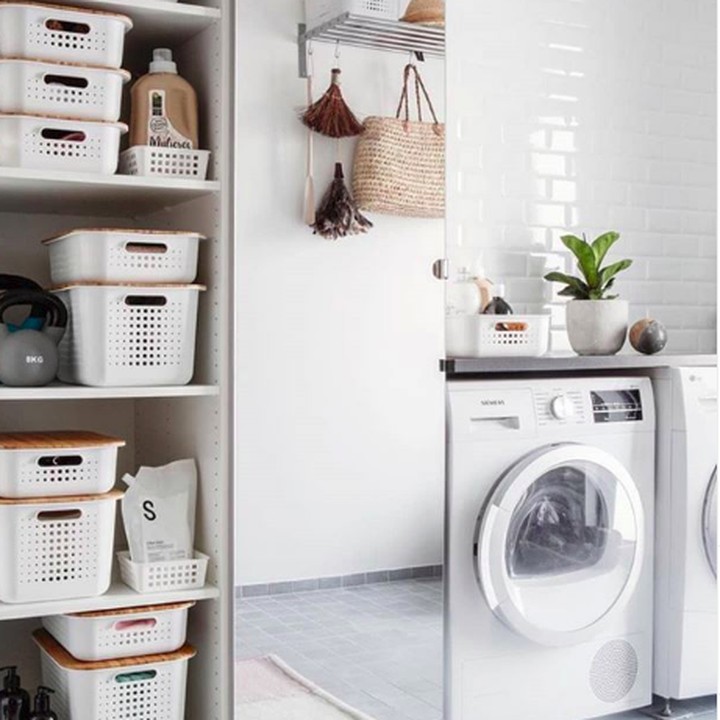 <p>Seringkali kita abai dengan kerapian <a href="https://food.detik.com/info-kuliner/d-3669148/sstt-di-tempat-laundry-ini-ternyata-ada-bar-rahasia-yang-tersembunyi" target="_blank">ruang cuci pakaian</a>. Nah, supaya enggak terlalu berantakan, Bunda bisa menata barang dan perintilan dengan rak atau lemari kecil. Ini juga memudahkan kita mengambil barang yang dibutuhkan. (Foto: Instagram @haworth_home77)</p>
