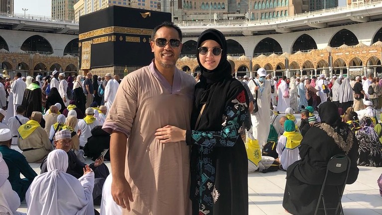 Rumah tangga Nia Ramadhani dan Ardi Bakrie sudah memasuki tahun kesembilan. Pasangan yang sudah dikaruniai tiga orang anak ini juga selalu terlihat mesra.