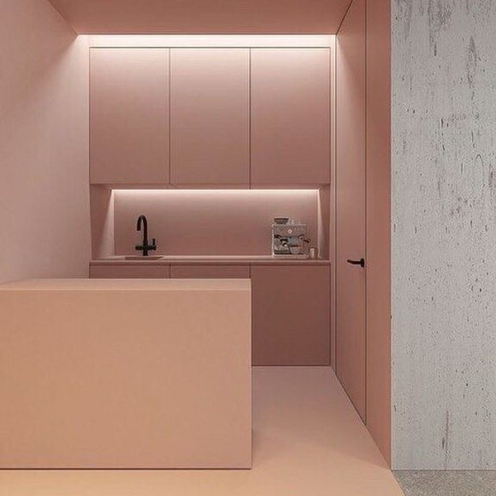 <p>Simpel, elegan, dan hangat, itulah kesan dari warna soft clay. Bunda juga bisa lho, mengecat dapur dengan warna seperti ini. (Foto: Instagram @petrajurakinteriordesign)</p>
