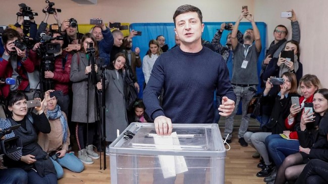 Mantan presiden Ukraina, Petro Poroshenko, mengakui kekalahannya dari komedian Volodymyr Zelensky dalam pemilihan umum presiden pada Minggu (21/4).