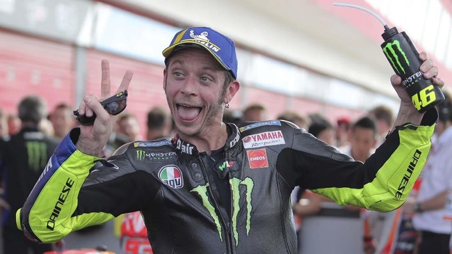 Usia atlet balap mulai memikirkan pensiun di usia 35 tahun. Berbeda dengan Valentina Rossi yang mampu meraih podium di usia 41 tahun.