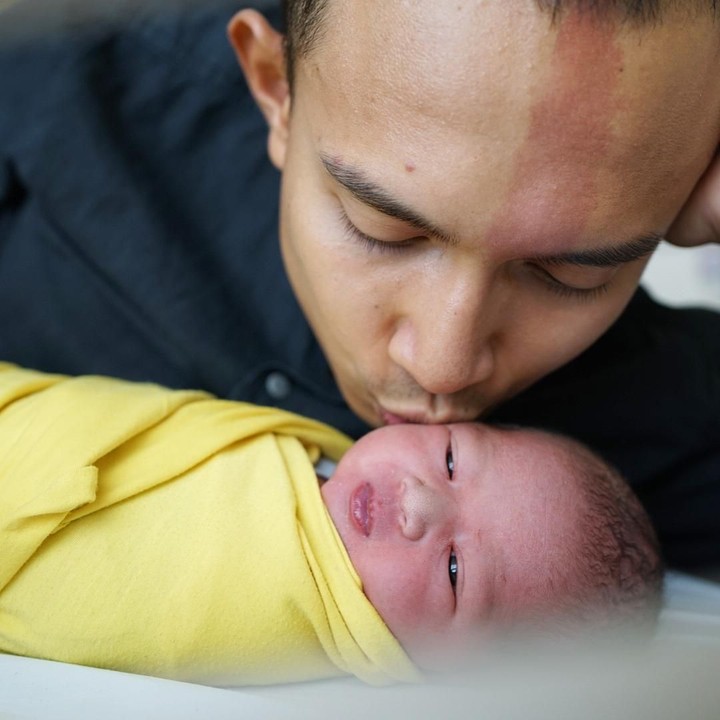 <p>Wah, Ayah Ekky tak sabar mencium pipi sang putri tercinta saat lahir. (Foto: Instagram @dimaspratama20)</p>
