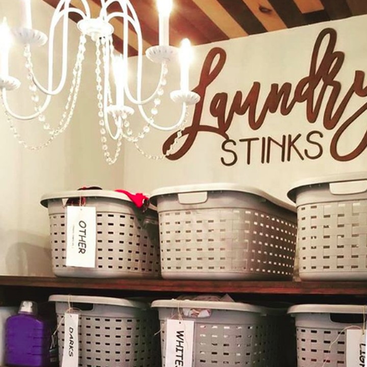 <p>Pisahkan juga pakaian sesuai dengan warnanya. Simpel, karena pakaian berwarna seringkali masih luntur dan pakaian putih mudah menguning jika dicampur. (Foto: Instagram @twigsandtimber)</p>