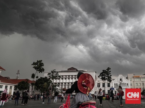 Awan cumulonimbus terlihat sebelum hujan mengguyur di kawasan Kota Tua, Jakarta, Senin, 1 April 2019. CNNIndonesia/Safir Makki