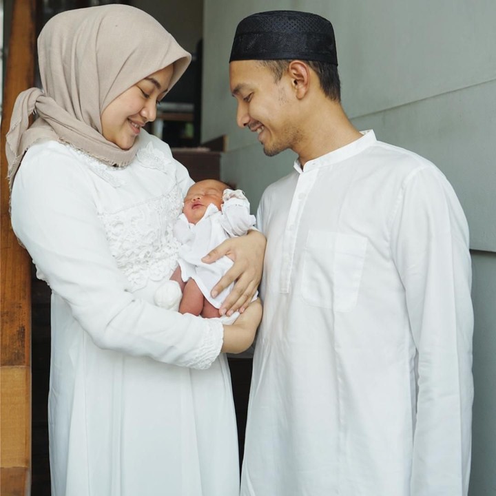 <p>Anteng banget Aleisha di gendongan Bunda Padma Rahmadaty. Terlebih, didampingi Ayah Ekky, makin anteng deh. <em>He-he-he.</em> (Foto: Instagram @dimaspratama20)</p>