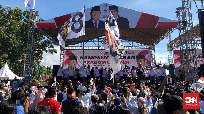 Eks Wagub Jawa Tengah Rustriningsih meminta masyarakat tak takut mendukung Prabowo-Sandiaga di Pilpres 2019 karena mereka tidak sendirian.