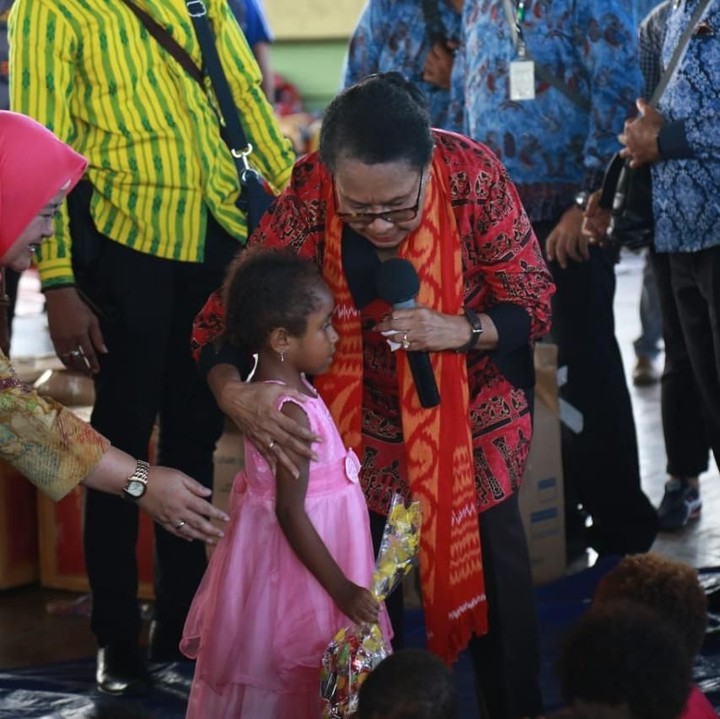 <p>Sejumlah bantuan spesifik anak pun telah diberikan diantaranya, susu, makanan dan perlengkapan bayi, pakaian anak, mainan anak, dan perlengkapan mandi. (Foto: Kementerian PPPA)</p>
