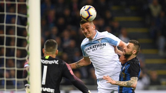Manchester United dikabarkan melayangkan tawaran sebesar 100 juta euro atau setara dengan Rp1,5 triliun untuk gelandang Lazio Sergej Milinkovic-Savic.