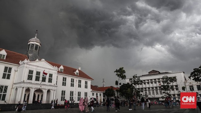 Badan Meteorologi, Klimatologi dan Geofisika (BMKG) menyatakan saat ini potensi kemunculan awan Cumulonimbus (CB) masih cukup tinggi.