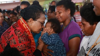 7 Momen Haru Yohana Yembise Pulihkan Trauma Korban Banjir Sentani