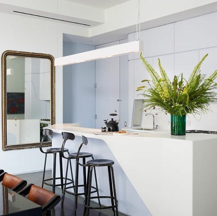 <p>Warna biru muda yang lembut juga bisa membuat suasana memasak jadi menyenangkan. Selain cerah, juga memberi kesan dapur terlihat bersih. (Foto: Instagram @vanmillettearchid)</p>