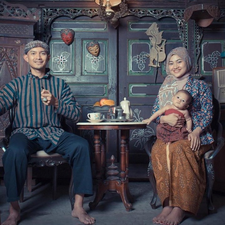 <p>Kompaknya Ekky dan keluarga berfoto dengan pakaian adat Jawa. Bisa ditiru nih, Bun. (Foto: Instagram @dimaspratama20)</p>