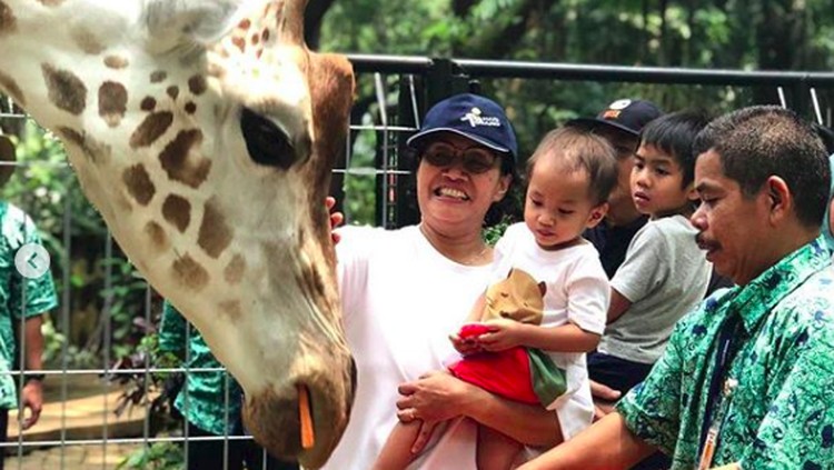 Di tengah kesibukannya bekerja, menteri keuangan Sri Mulyani masih sempat menghabiskan waktu bareng para cucu. Asyik banget deh!