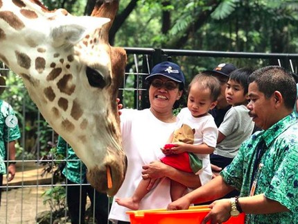 Keseruan Sri Mulyani Ajak Cucu Jalan-jalan Keliling Jakarta