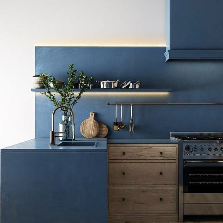 <p>Ingin yang lebih bold? Enggak ada salahnya Bunda mencoba perpaduan warna biru gelap dengan putih. Nuansa biru seperti di foto juga mengingatkan kita pada <a href="https://food.detik.com/info-kuliner/d-4482407/agar-tak-kelamaan-di-dapur-saat-masak-lakukan-10-trik-praktis-ini" target="_blank">desain interior dapur</a> di rumah-rumah orang Yunani alias Greek kitchen. (Foto: Instagram @interiorarchsstudio)</p>