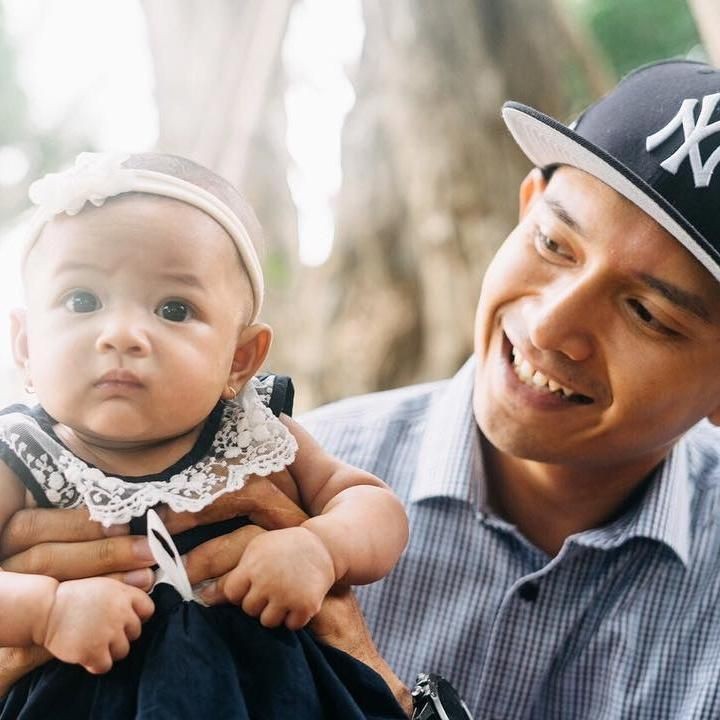 <p>Si kecil Ishana Aleisha Pvratama saat digendong Ayah Ekky. (Foto: Instagram @dimaspratama20)</p>