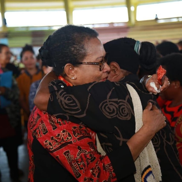 <p>Untuk mencegah<a href="https://news.detik.com/berita/d-4492539/saat-anak-anak-di-sentani-ingin-ikut-jokowi-ke-jakarta?_ga=2.43972192.457436596.1553991829-1806342202.1548465383" target="_blank"> bencana</a> di kemudian hari, Yohana Yembise ingin ada gerakan untuk pelestarian lingkungan, seperti gerakan 1000 perempuan dan anak menanam pohon bersama. (Foto: Kementerian PPPA)</p>
