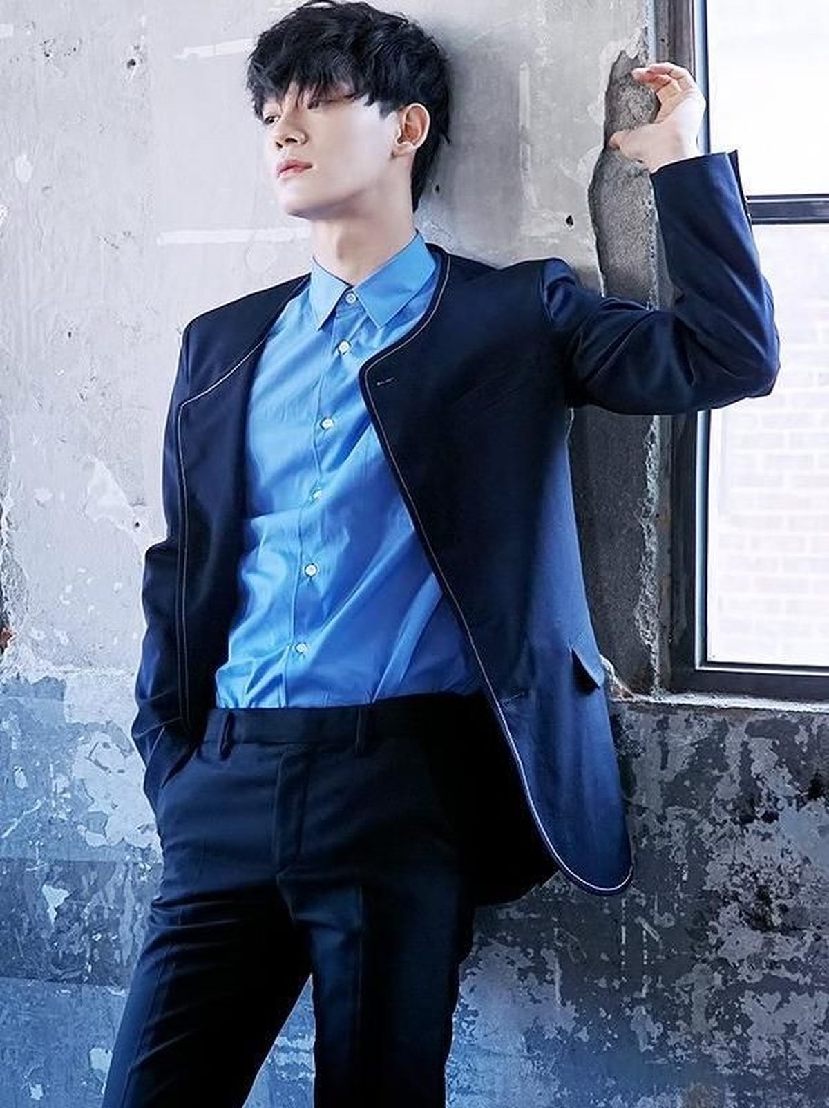 Kim Jong Dae atau Chen EXO siap untuk debut solonya lewat lagu Beutiful Goodbye&period; Hmm&comma; untuk menyambutnya Insertizen intip yuk enam gaya tampan Chen&period;