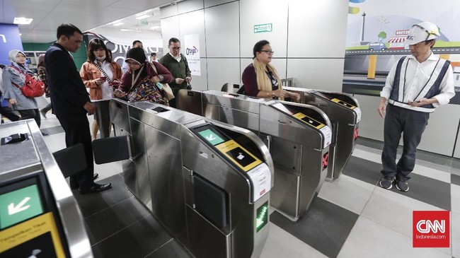 Stasiun MRT Depo Lebak Bulus, memperketat keamanan dengan menggunakan alat pemindai X-Ray selama pelantikan presiden hingga 22 Oktober nanti.