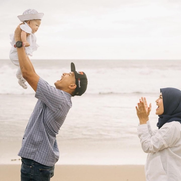 <p>Dimas Ekky Pratama menggendong si kecil Ishana Aleisha Pvratama saat di pantai bersama sang istri. Gemas ya, Bun. (Foto: Instagram @dimaspratama20)</p>