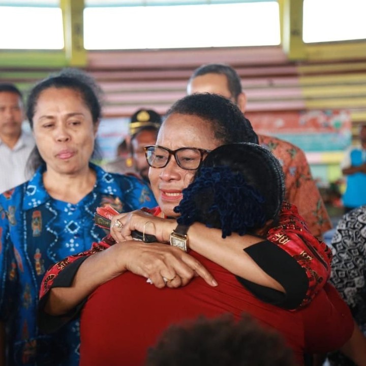 <p>Selain itu diberikan juga kebutuhan spesifik perempuan seperti pakaian dan daster, susu ibu hamil dan lansia, selimut, keperluan spesifik perempuan dan lansia, dan makanan. (Foto: Kementerian PPPA)</p>