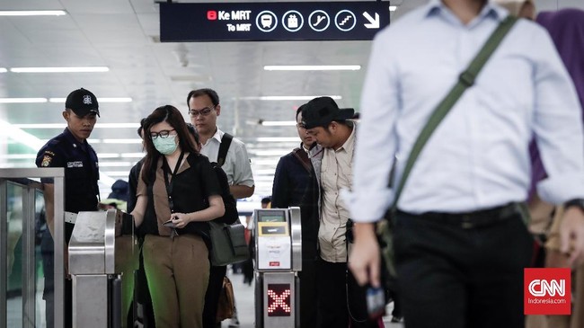 MRT akan melakukan pemindaian suhu tubuh di setiap pintu masuk sebagai upaya mencegah virus corona. Penumpang dengan suhu tubuh tinggi akan dilarang naik MRT.