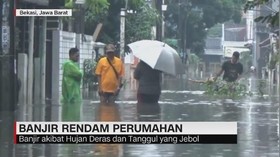 VIDEO: Hujan Deras, Banjir Rendam Perumahan di Bekasi