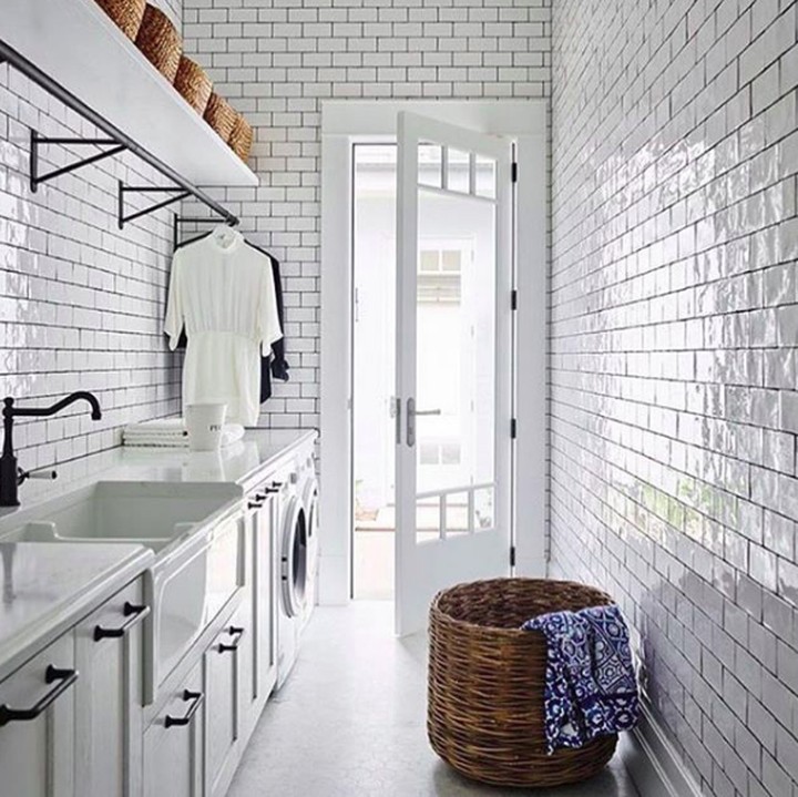 <p>Jangan lupa untuk membuat gantungan di dalam rumah. Ini berguna banget kalau lagi musim hujan, Bun. (Foto: Instagram @floordecoranddesign)</p>