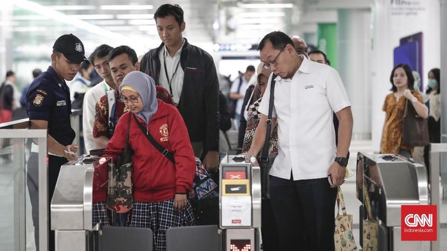 Penumpang kereta MRT memindai kartu elektronik di Stasiun MRT Lebak Bulus, Jakarta, Senin, 1 April 2019. Mulai 1 Aprl, MRT memberlakukan tarif resminya. Beberapa mesin pemimdai kartu elektronik mengalami kerusakan yang mengakibatkan terganggunya mobilitas penumpang. CNNIndonesia/Safir Makki