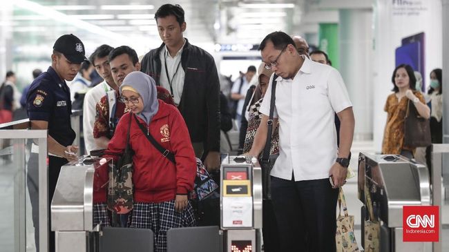 MRT MULAI BERBAYAR Penumpang kereta MRT memindai kartu elektronik di Stasiun MRT Lebak Bulus, Jakarta, Senin, 1 April 2019. Mulai 1 Aprl, MRT memberlakukan tarif resminya. Beberapa mesin pemimdai kartu elektronik mengalami kerusakan yang mengakibatkan terganggunya mobilitas penumpang. CNNIndonesia/Safir Makki
