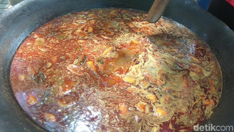 Ribuan Warga dan Bule Nikmati Kuah Beulangong di Festival Khanduri Laot Ribuan Warga dan Bule Nikmati Kuah Beulangong di Festival Khanduri Laot