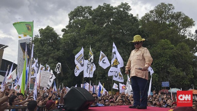 Saat kampanye di Purwokerto, Prabowo Subianto mengatakan masyarakat kerap dianggap bodoh sehingga mudah dibohongi oleh para elite yang berada di Jakarta.