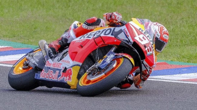 Pebalap Repsol Honda Marc Marquez meraih pole position di MotoGP Prancis di Sirkuit Le Mans, Minggu (19/5).